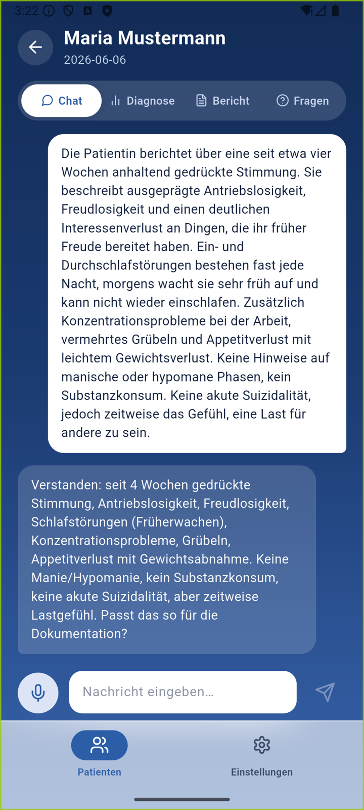 Gesprächsverlauf: oben die diktierte Schilderung der Beschwerden, darunter die Antwort der App, die das Erfasste in Stichpunkten zusammenfasst und eine Rückfrage zu weiteren Details stellt.