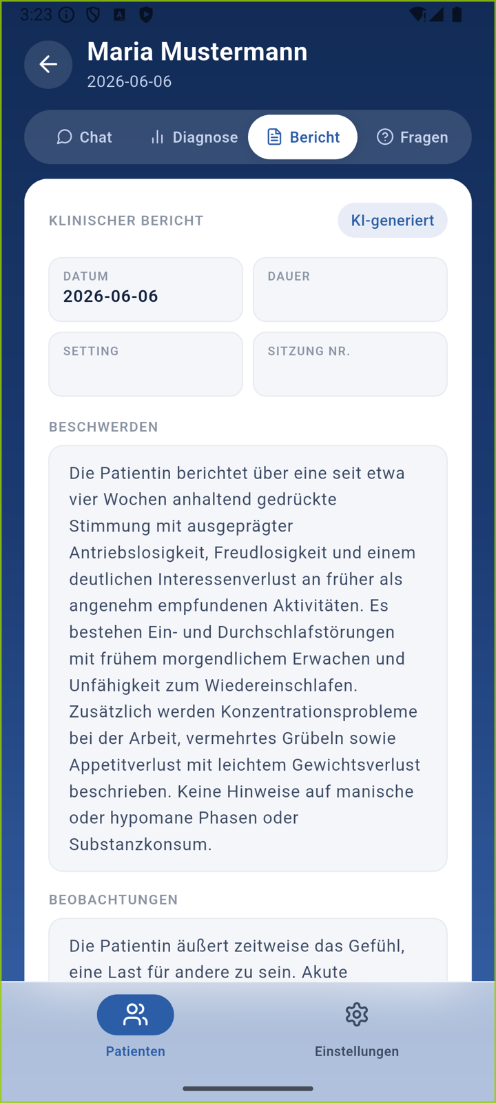 Strukturierter Bericht mit der Kennzeichnung „KI-generiert", Metadaten-Feldern für Datum, Dauer, Setting und Sitzungsnummer sowie ausformulierten Abschnitten Beschwerden und Beobachtungen.