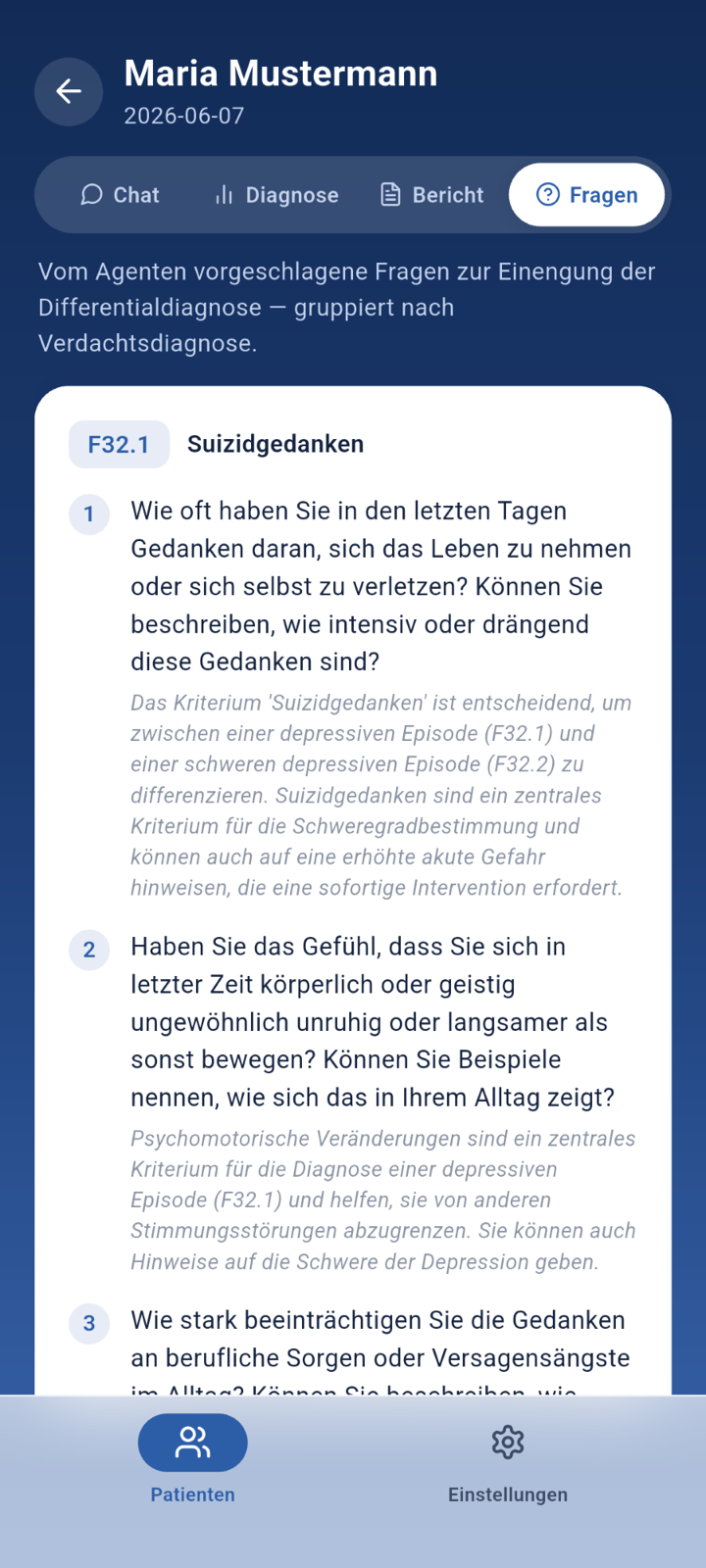 Reiter „Fragen" einer Sitzung: oben ein Hinweis auf vom Agenten vorgeschlagene Klärungsfragen zur Einengung der Differentialdiagnose, darunter eine nach dem Code F32.1 („Suizidgedanken") gruppierte Karte mit nummerierten Fragen und je einer Begründung, warum die Frage diagnostisch relevant ist.